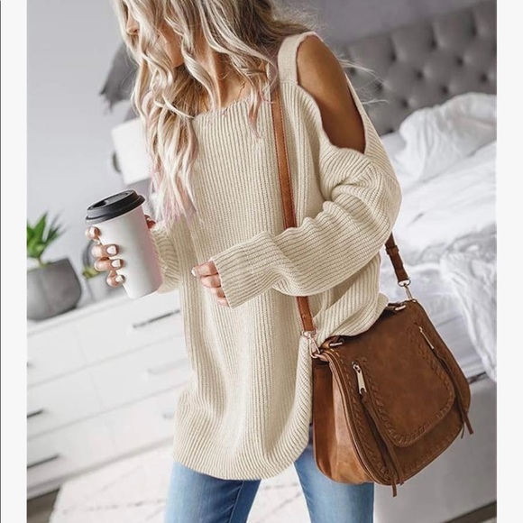 Sweater with cutout shoulders detail - Picture 2 of 2